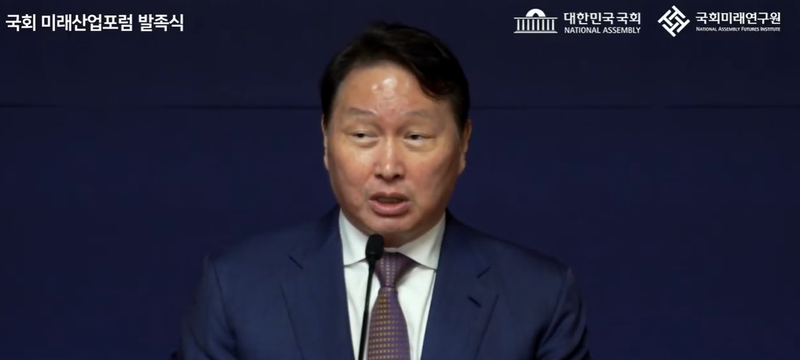 4월 22일 국회 미래산업포럼 발족식에서 기조연설 중인 최태원 회장. 이날 행사에는 우원식 국회의장을 포함한 여야 주요 인사들이 대거 참석했다. <사진=대한상공회의소 유튜브 캡처>