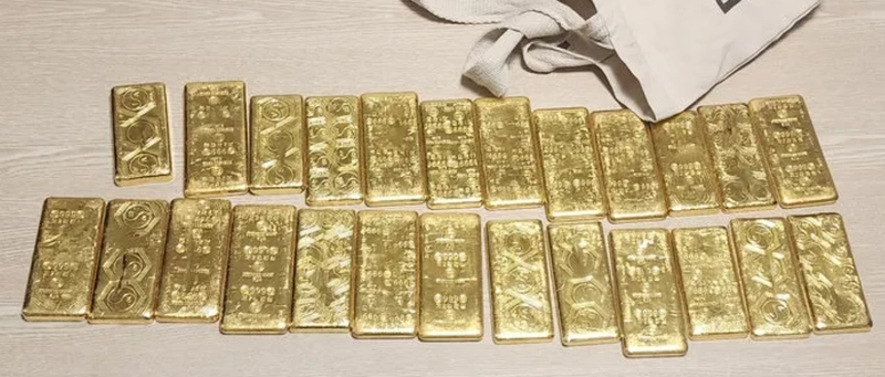 회삿돈 약 3000억원을 횡령한 혐의로 징역 35년을 선고받은 BNK경남은행 전직 간부가 보관 중이던 골드바. 사진=서울중앙지검