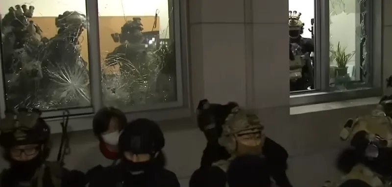 4일 새벽 국회에 난입한 계엄군. 사진=영상 갈무리