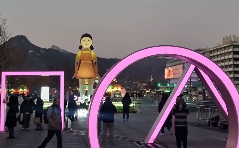 28일 오징어게임 관련 캐릭터가 서울 광화문광장에 설치돼 있다. 사진=정우진 기자