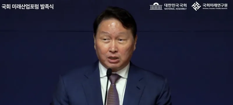 4월 22일 국회 미래산업포럼 발족식에서 기조연설 중인 최태원 회장. 이날 행사에는 우원식 국회의장을 포함한 여야 주요 인사들이 대거 참석했다. <사진=대한상공회의소 유튜브 캡처>